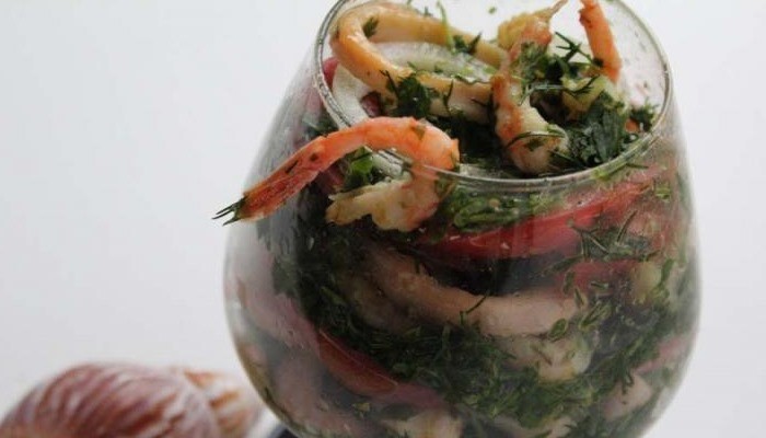 Очень вкусный салат с креветками и кальмарами, самые простые рецепты к празднику