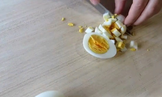 Измельчаем яйца