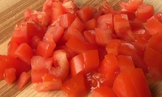 Измельчаем томат