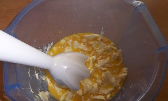 Яйца с маслом перетираем блендером