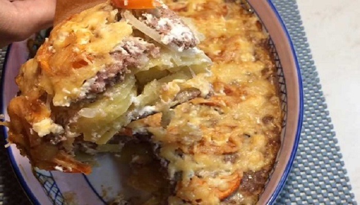 Картошка с фаршем в духовке с помидорами и сыром