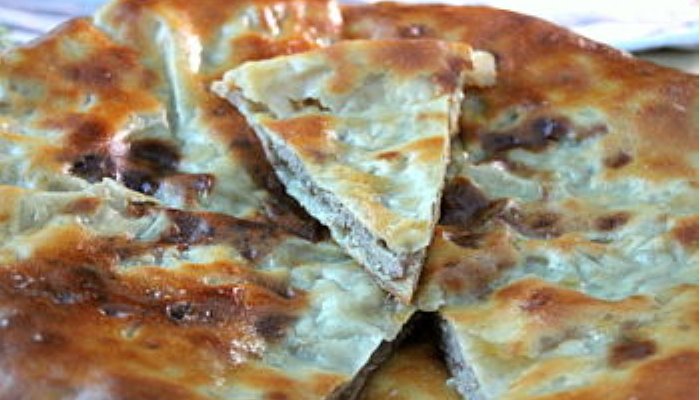 Осетинский мясной пирог с начинкой из сыра и капусты
