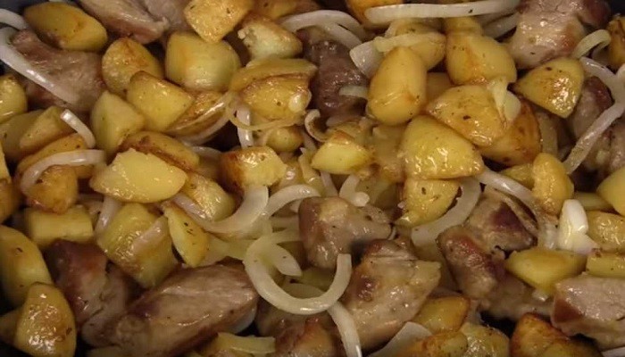 Картошка, жареная на сковороде с мясом и луком