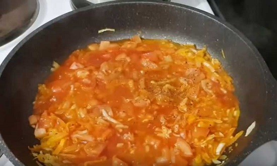 добавляем томатный соус
