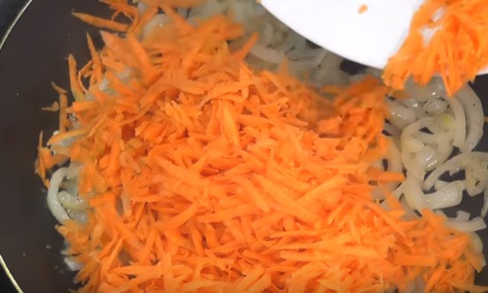 обжариваем лук морковь