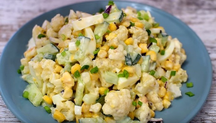 Салат из капусты с яйцом и кукурузой