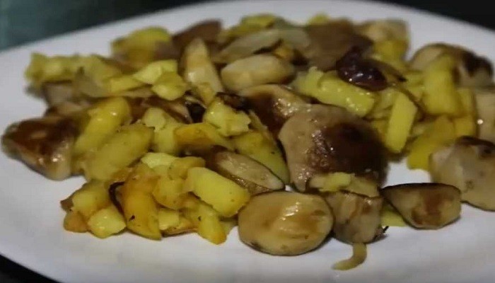 Картошка, жареная на сковороде с белыми грибами