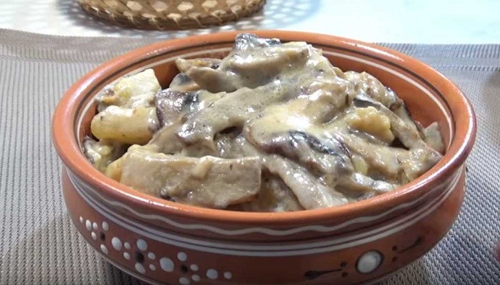 Картошка, жареная на сковороде с грибами со сметаной