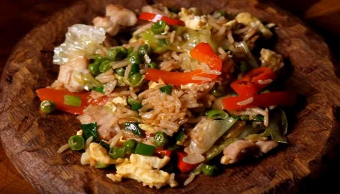 Жареный рис с овощами по-тайски