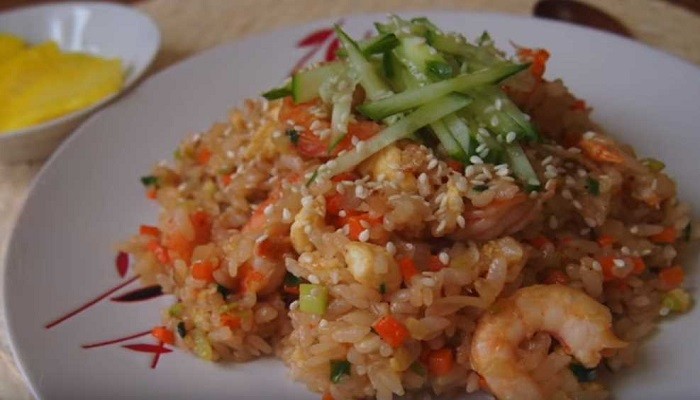 Жареный рис с овощами и креветками
