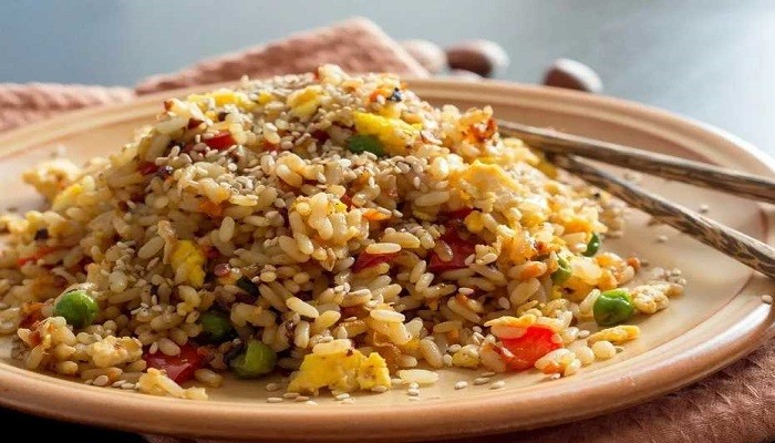 Жареный рис с овощами 