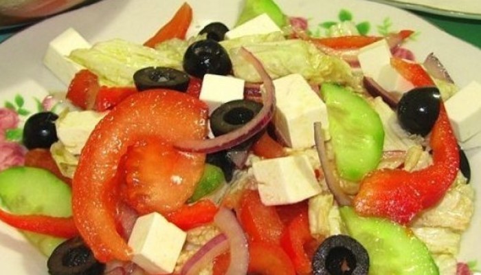 Греческий салат с пекинской капустой, оливками