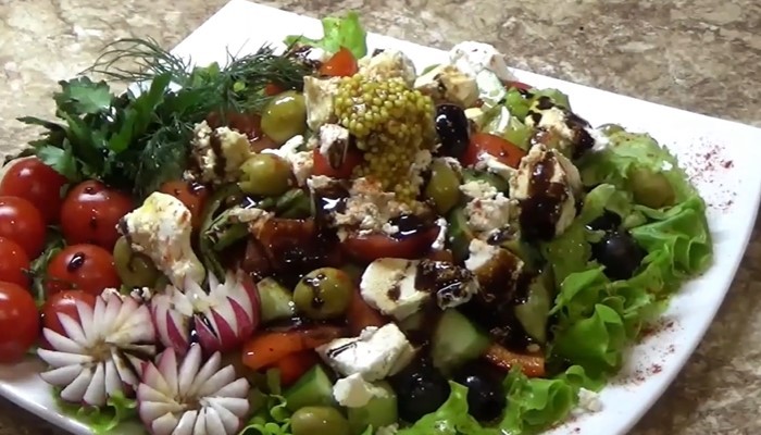 Греческий салат с гранатовым соусом