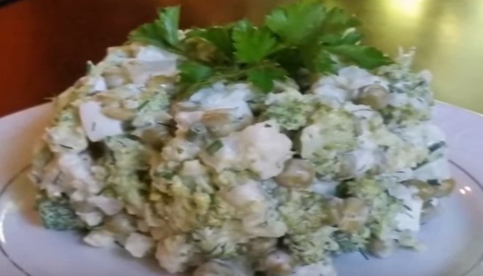 Салат из цветной капусты с горошком