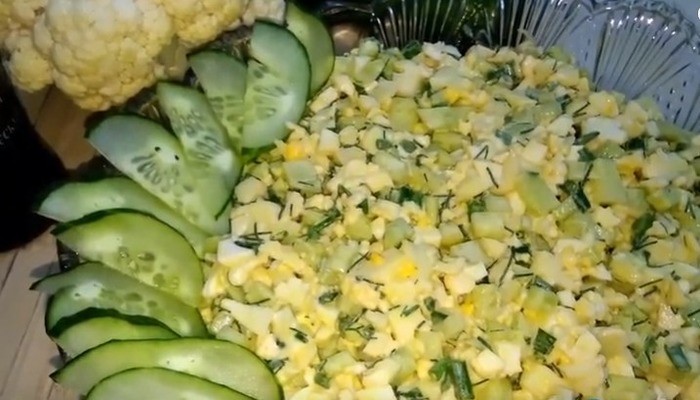 Салат из цветной капусты с яйцом и огурцом