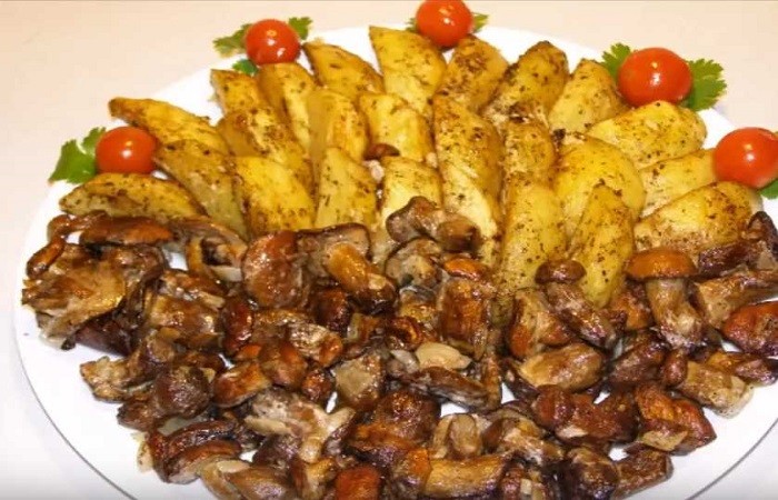 Картошка, жареная на сковороде с лесными грибами