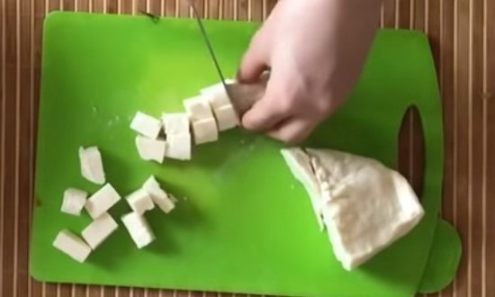 режем кубиками сыр