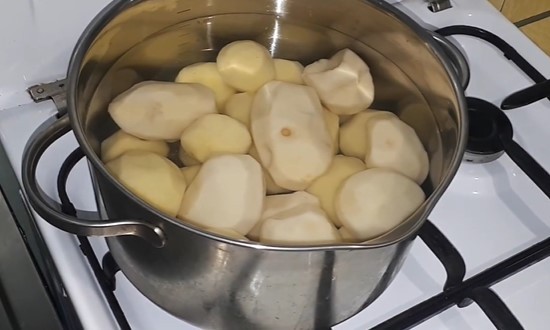 Варим картофель