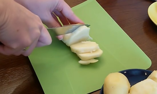 Нарезаем отварной картофель