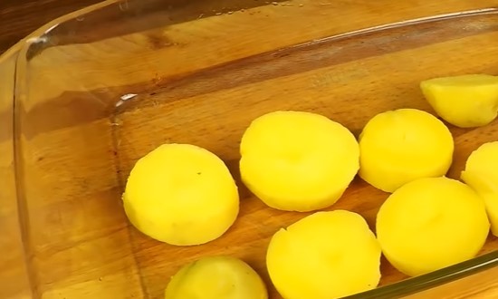 Выкладываем ломтики картофеля