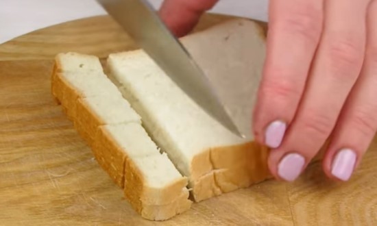 Нарезаем кубиками хлеб