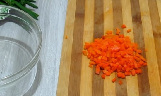 Измельчаем отварную морковь