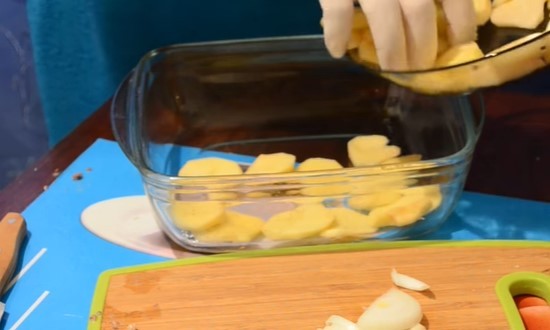 Выкладываем ломтики картофеля в форму