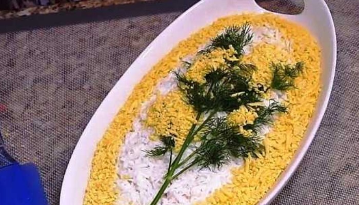 Салат «Мимоза» с рисом и тунцом