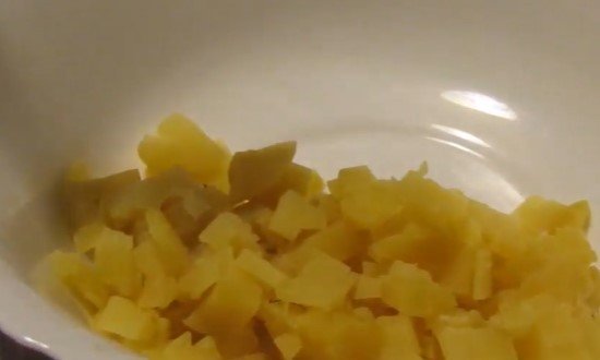Нарезаем отварной картофель