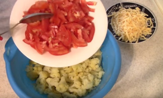 выкладываем помидоры в миску