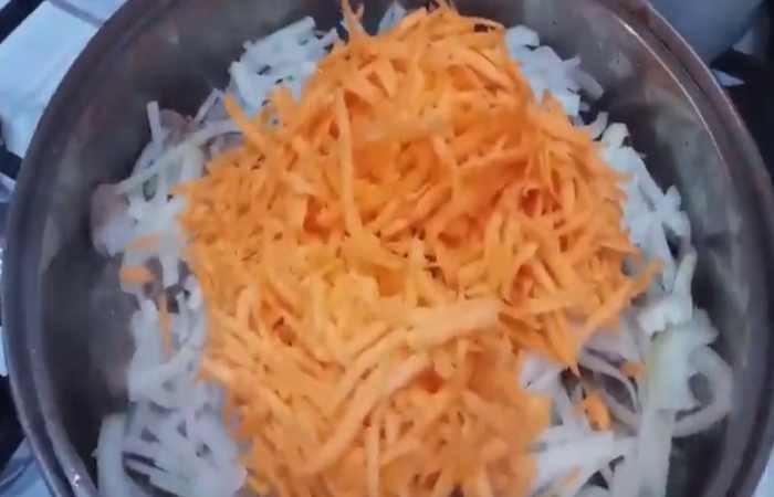 добавляем лук с морковью
