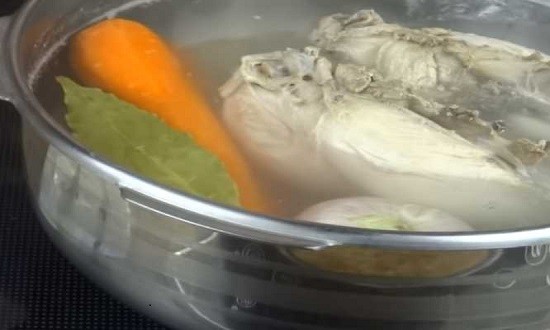 мясо, лук и морковь в кастрюле