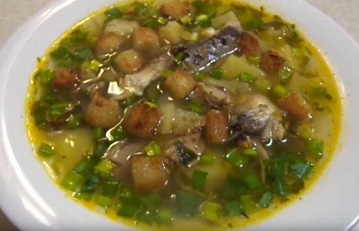 рыбный суп с сайрой и гренками