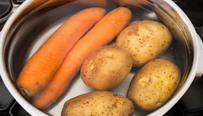 картофель и морковь в кастрюле