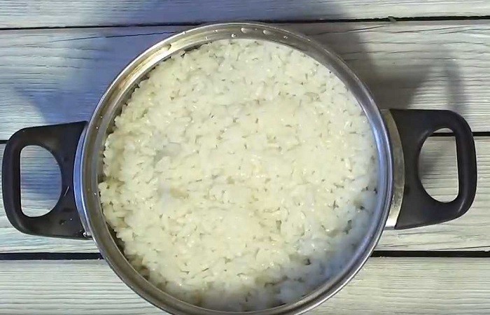 варим рис в кастрюле
