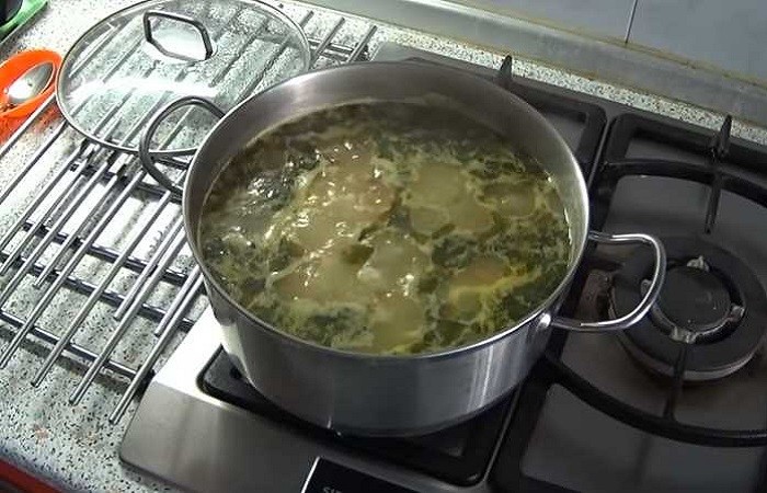 зелень в кастрюле с супом