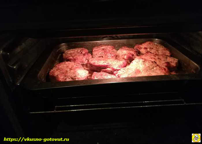 мясо в духовке