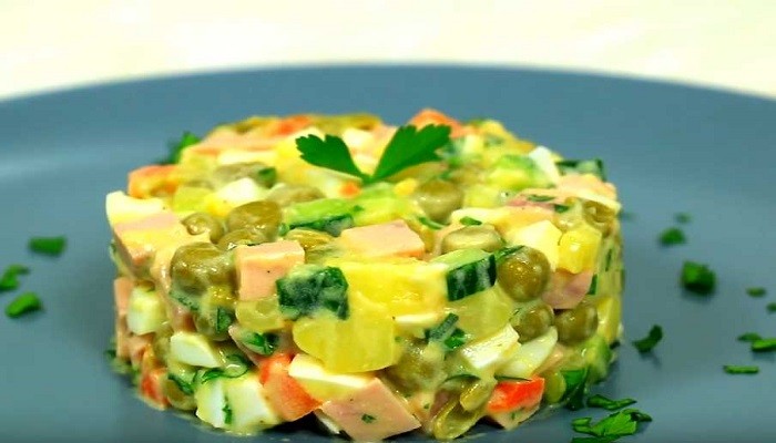 Салат оливье с колбасой и свежими огурцами