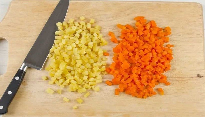 нарезанный картофель и морковь