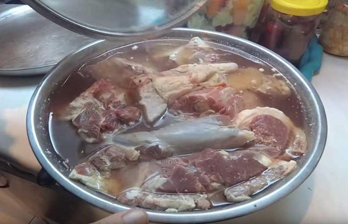 вымачиваем мясо в воде в миске