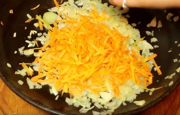 обжариваем лук и чеснок с морковью
