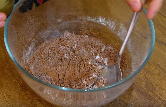 какао с крахмалом в миске