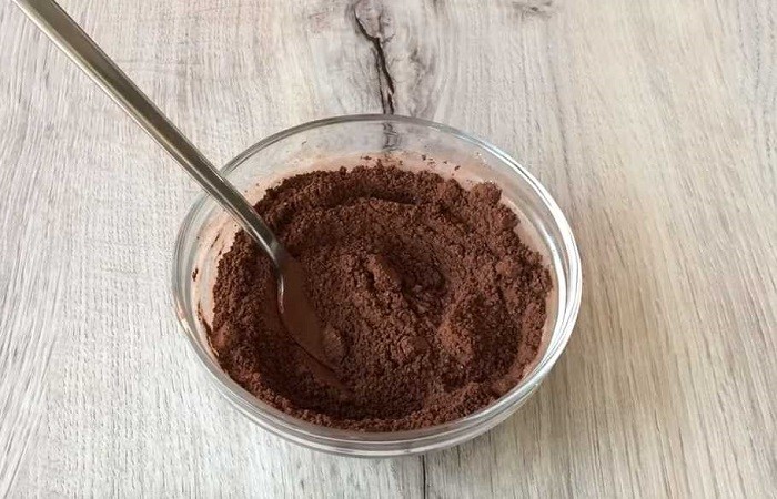 какао порошок в миске