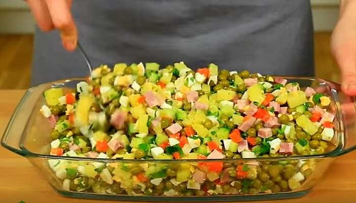 перемешиваем салат в салатнике