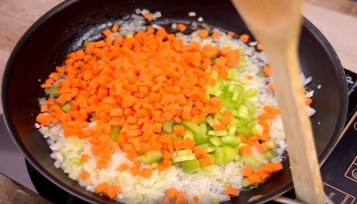 обжариваем овощи на сковороде