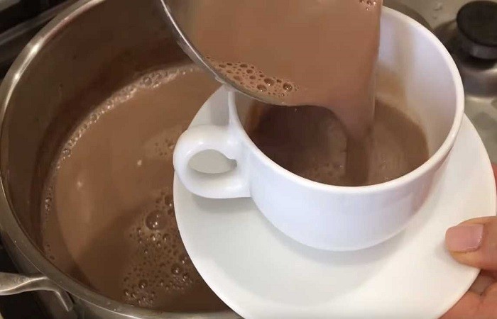 наливаем какао в чашки