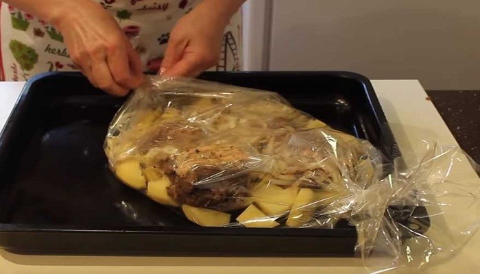 мясо уложенное на картошку в пакете