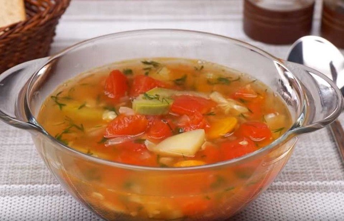 готовый суп в тарелке
