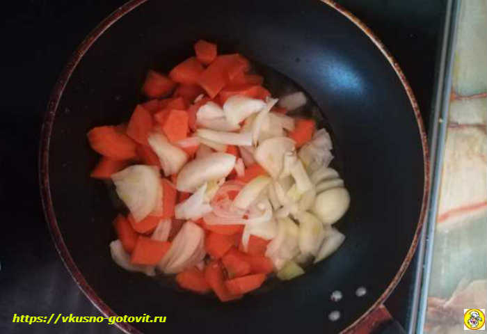 лук и морковь в сковороде