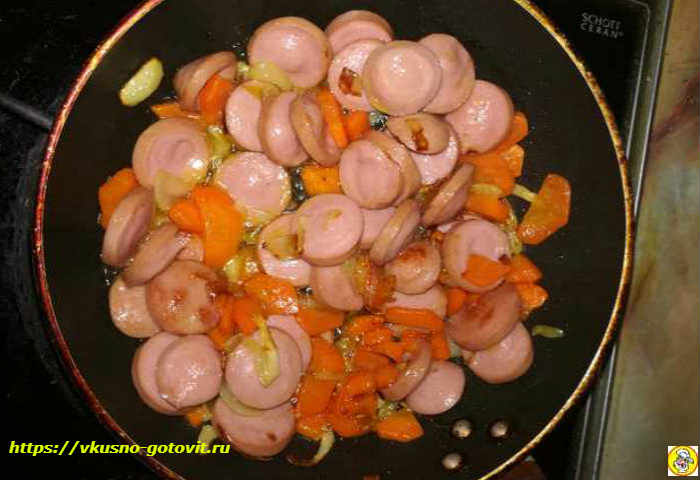 обжаренные овощи с сосисками